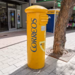 Gelber Correos Briefkasten in Spanien