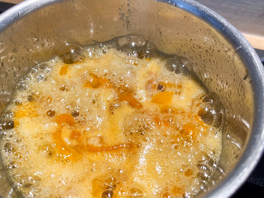 Sprudelnde Aprikosenmarmelade in einem Topf beim einkochen