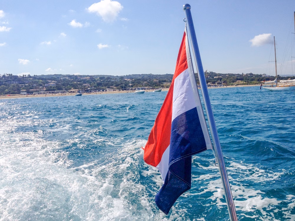 Frankreich Fahne weht an einem Boot vor st tropez beach