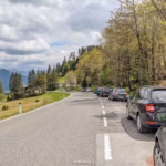 parkende Autos auf einem Parkplatz in boedele bregenzerwald