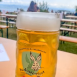 Bierglas mit Seehasenfest Aufdruck im Hintergrund Friedrichshafen am Bodensee