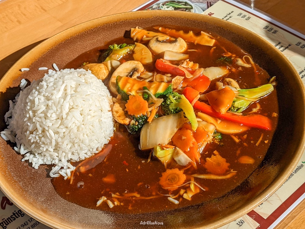 Vegetarisches Gericht Gemüse in dunkler Szechuan Sauce