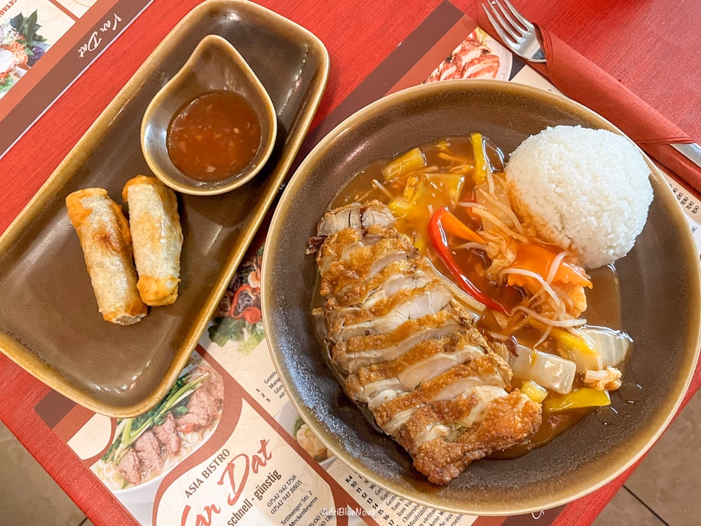 Knuspriges Hähnchen in Süß-Saurer Sauce mit Reis
