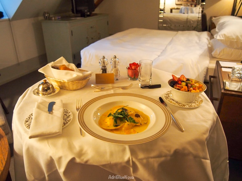 Room Service im Michelin Key Hotel Augustine The Luxury Collection Prag
